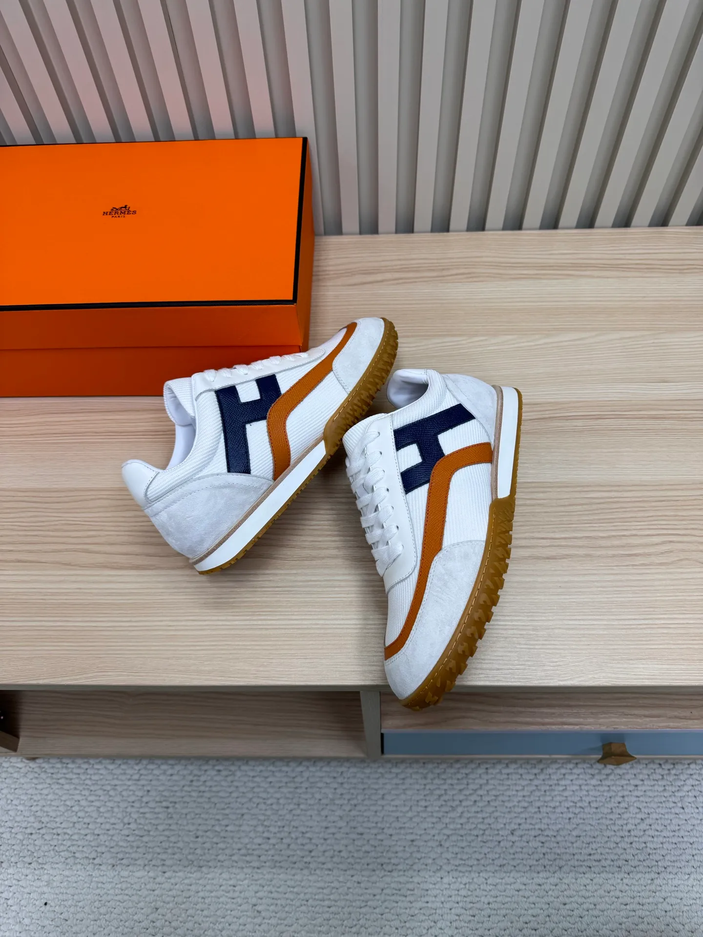👟👟Ex-factory price 600👟👟 Hermes / Top version #couple style 24ss casual sneakers Suede goatskin sneakers decorated with contrasting patterns and iconic "H" details, beautifully packaged at the delivery counter🛍📦 Fabric: suede + down cloth Lining: mixed sheep lining Outsole: original TPU Bottom thickness: 2CM Size: 35-45